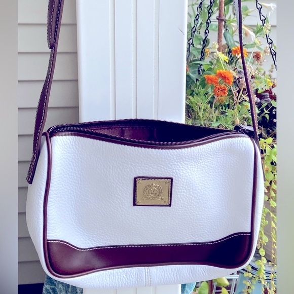 VGU Medallion Brand Crossbody Bag in Very Good, Clean Condition- Beautiful Piece - Picture 9 of 16